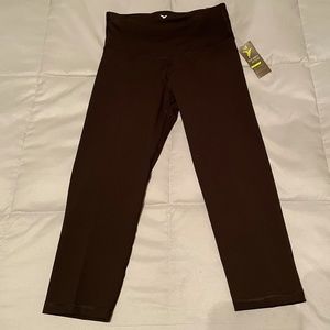 NWT.  Old Navy. High rise fitted crop active leg